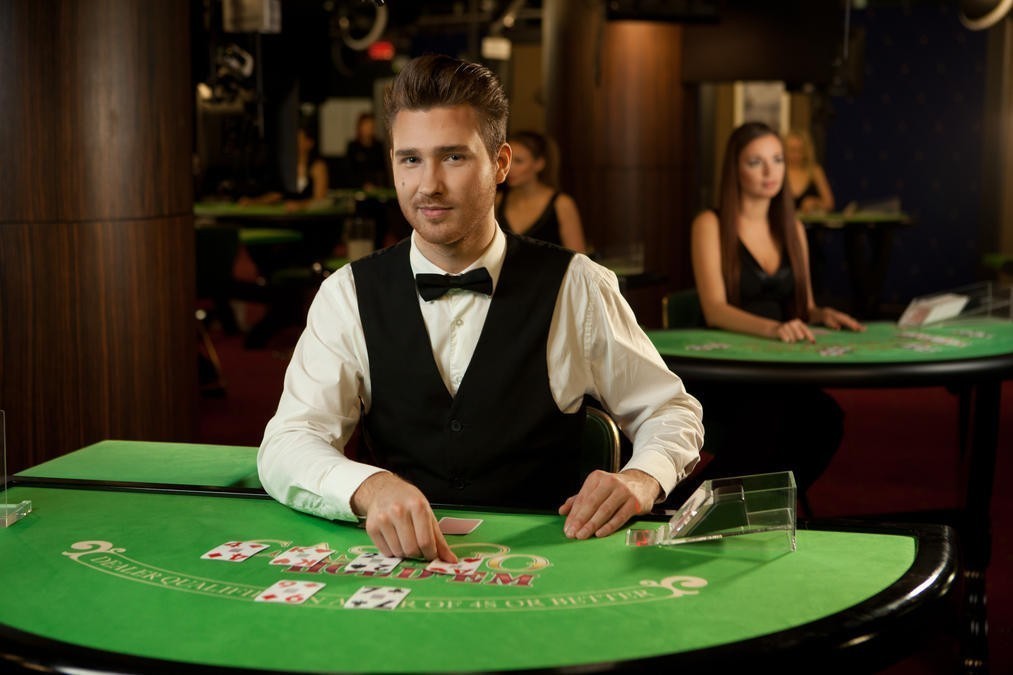 Jugar con crupieres reales en el casino online